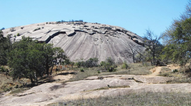 Vòm đá granit hồng, Mỹ: Cấu trúc đá này là địa điểm du lịch nổi tiếng ở trong khu bảo tồn cùng tên tại bang Texas. Nơi đây có hơn 400 khu khảo cổ học và con người xuất hiện tại khu vực này cách đây hơn 12.000 năm.
