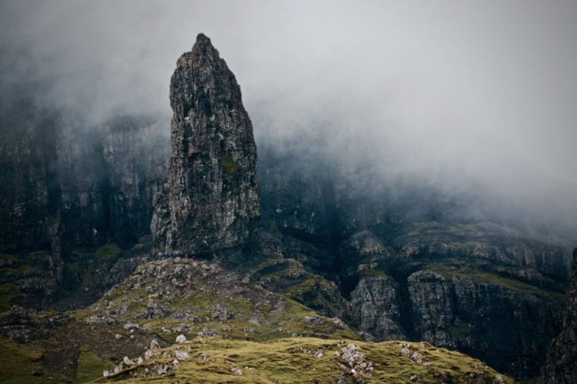 Ngọn đồi đá Storr, Scotland: Nằm trên đảo Skye, ngọn đồi đá Storr là một trong những cấu trúc đá độc đáo và nổi tiếng nhất trên thế giới. Kỳ quan này bao gồm một khối đá duy nhất đứng tách biệt với vách đá bên cạnh.
