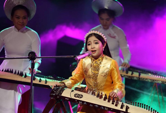 Khi tham gia "Giọng hát Việt nhí" 2015, cô bé được cặp huấn luyện viên Hồ Hoài Anh và Lưu Hương Giang giao cho nhiều thử thách khó như màn biểu diễn bài "Tiếng đàn bầu", "Ngẫu hứng sông Hồng" hay thể loại chầu văn Huế.