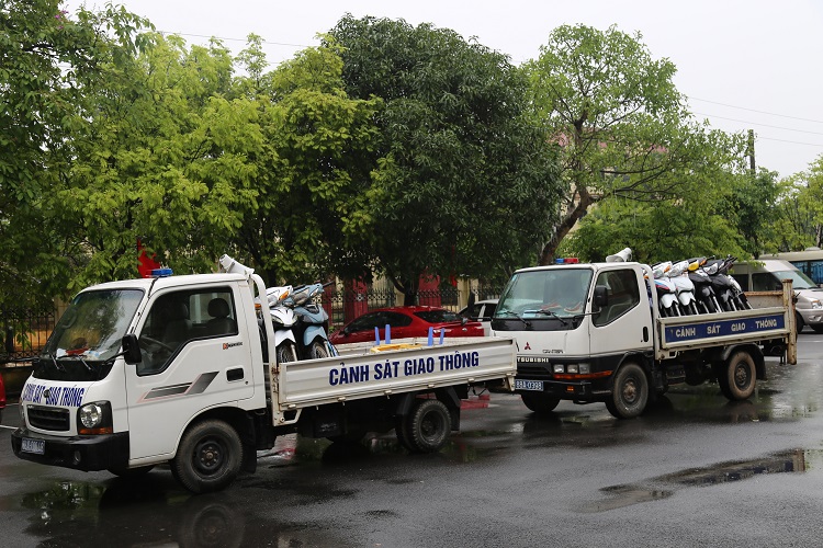 Các phương tiện bị lực lượng chức năng tạm giữ.