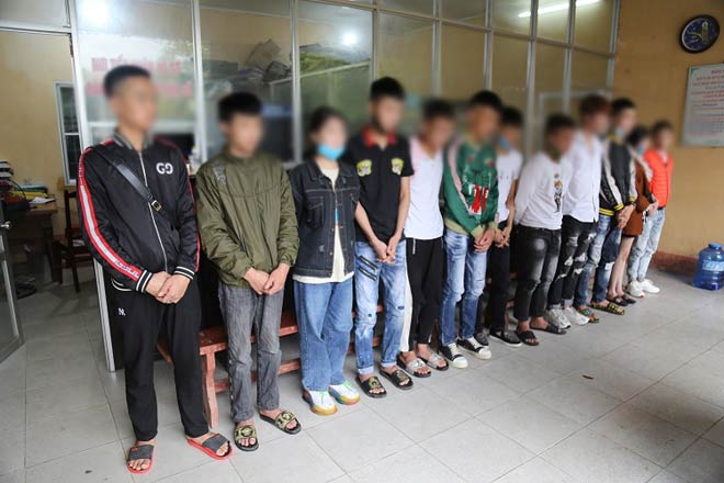 14 nam, nữ thanh niên đua xe, bốc đầu trên đường tới Tây Thiên.