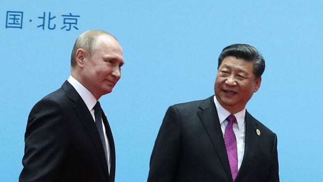 Tổng thống Nga Vladimir Putin (trái) và Chủ tịch Trung Quốc Tập Cận Bình.