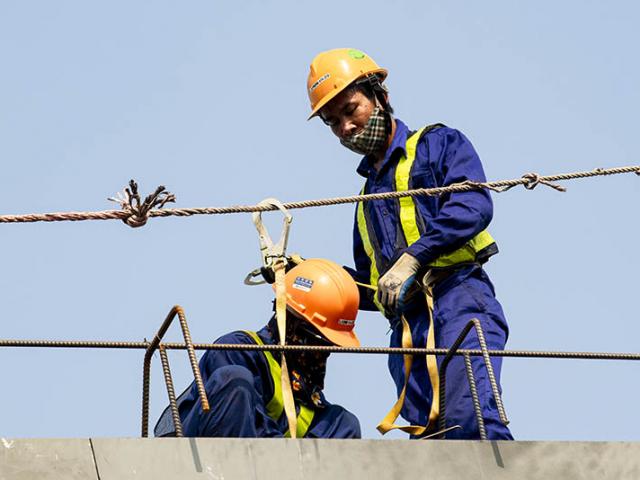 Tin tức trong ngày - Người dân lao động "phơi mình" làm việc, bất chấp nắng hè như thiêu đốt