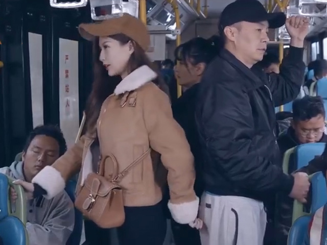 Video Clip Cười - Gái xinh ve vãn trai lạ trên xe buýt và cái kết