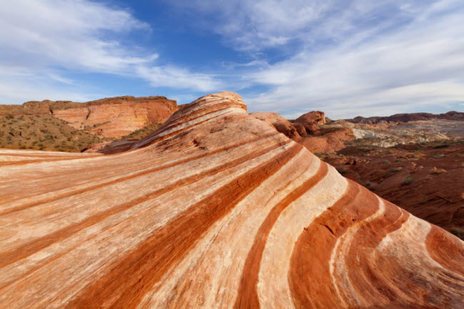 Thung lũng Lửa, Mỹ: Vườn quốc gia Thung lũng Lửa ở bang Nevada gây ấn tượng với cây hóa đá có niên đại hơn 2.000 năm tuổi.
