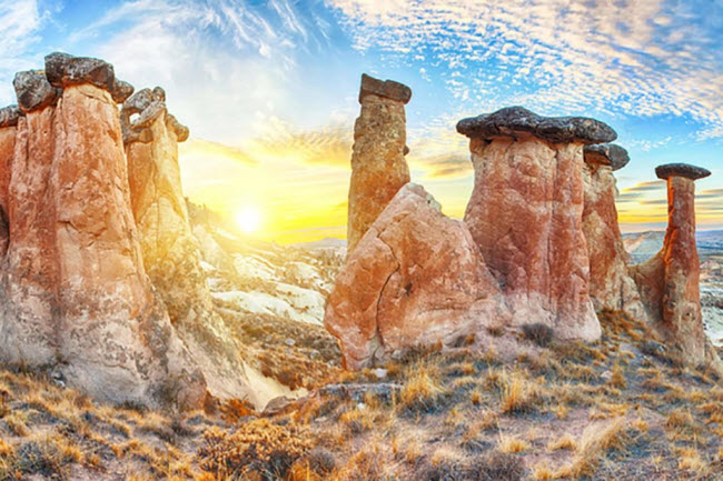 Hoodoos, Thổ Nhĩ Kỳ: Vườn quốc gia Göreme ở vùng Cappadocia nổi tiếng với hàng trăm khối đá Hoodoos hay còn được gọi là “ống khói cổ tích”. Chúng được hình thành cách đây hàng triệu năm trong một vụ phun trào núi lửa.&nbsp;
