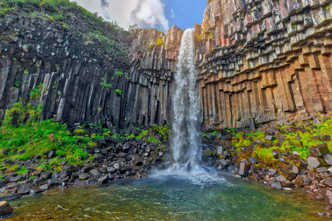 Thác Svartifoss, Iceland: Trải qua nhiều thế kỷ, dung nham núi lửa đã hình thành lên các cột đá hình lục lăng phía sau thác nước Svartifoss trong vườn quốc gia Vatnajökull. Các khối đá này rất sắc, nên du khách không thể bơi dưới chân thác.
