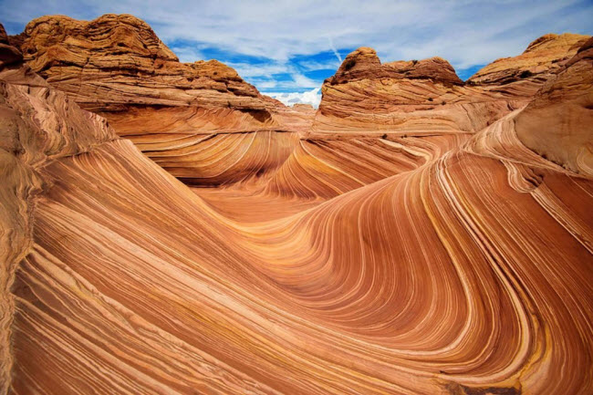 The Wave, Mỹ: Cấu trúc đá sa thạch lượn sóng đa sắc màu ở bang Utah được hình thành từ các cồn cát bị gió thổi theo nhiều hướng cùng với tác động của mưa. Để bảo vệ The Wave, mỗi ngày chỉ có 20 người được phép đến với những con sóng đá.
