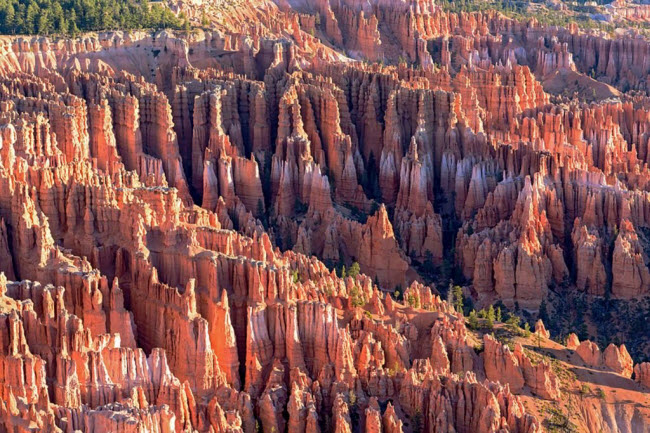 Hoodoos, Mỹ: Trong khi các Hoodoos ở Thổ Nhĩ Kỳ vô cùng ấn tượng, vườn quốc gia Bryce Canyon ở bang Bryce Canyon là nơi có nhiều “ống khói cổ tích” nhất trên thế giới. Chúng được hình thành cách đây khoảng 30 đến 40 triệu năm.
