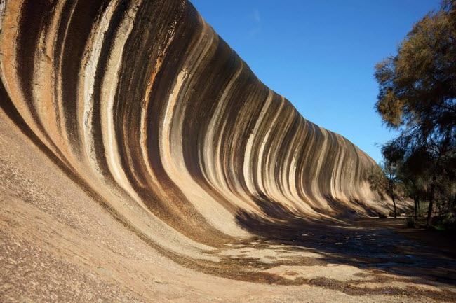 Đá sóng, Australia: Cấu trúc hình sóng ở Hyden được hình thành từ quá trình xói mòn do tác động của thời tiết và nước. Vào mùa mưa, các dòng suối làm khoáng chất từ đá bị xói mòn, khiến nó có màu sắc đặc biệt.

