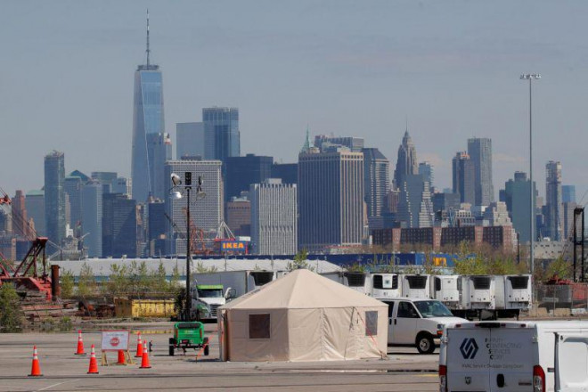 Các xe tải được dùng làm nơi chứa thi thể tại một nhà xác tạm thời ở TP New York hôm 4-5 Ảnh: Reuters