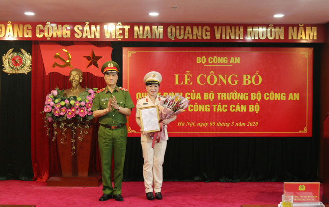 Thứ trưởng Nguyễn Duy Ngọc trao quyết định nghỉ công tác chờ hưởng chế độ hưu trí đối với Trung tướng Trần Thị Ngọc Đẹp