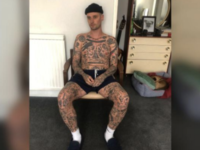 Bạn trẻ - Cuộc sống - Giải khuây bằng cách tự xăm mình mỗi ngày trong thời gian bị cách ly