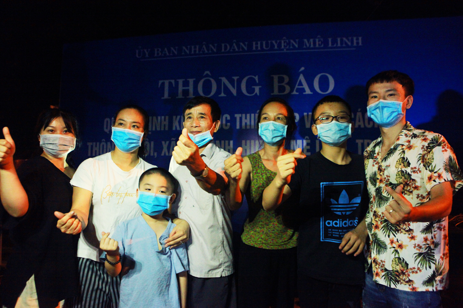 Gia đình chị Nguyễn Thị Nhàn chụp chung một tấm hình kỉ niệm mừng ngày Hạ Lôi dỡ lệnh phong tỏa, chị chia sẻ:&nbsp;“Cả tháng không chăm sóc cũng không đi bán hoa được, nhà trồng mấy sào hoa hướng dương nên lo lắng sốt ruột, nhưng vì công việc chung đẩy lùi dịch nên chúng tôi cũng sẵn sàng chấp hành”.