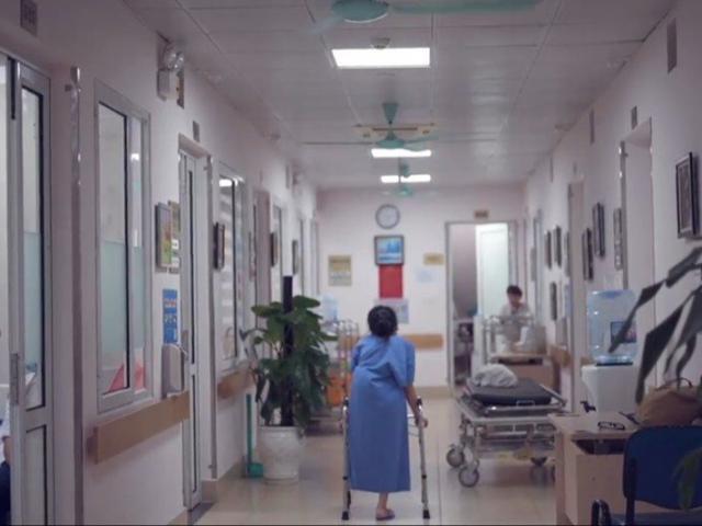 Sức khỏe đời sống - Cô gái trẻ ở Ninh Bình có chiếc chân trái khổng lồ nặng đến 42 kg