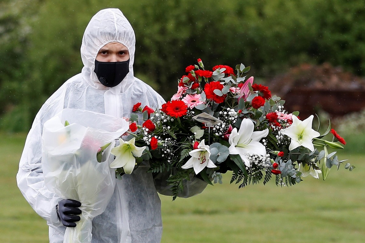 Nhân viên nhà tang lễ cầm bó hoa tại nghĩa trang ở London, Anh.