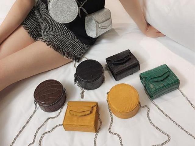 Thời trang - Chiếc ví ngày nay to dần đều do từng quá bé để phụ nữ đựng đủ tiền