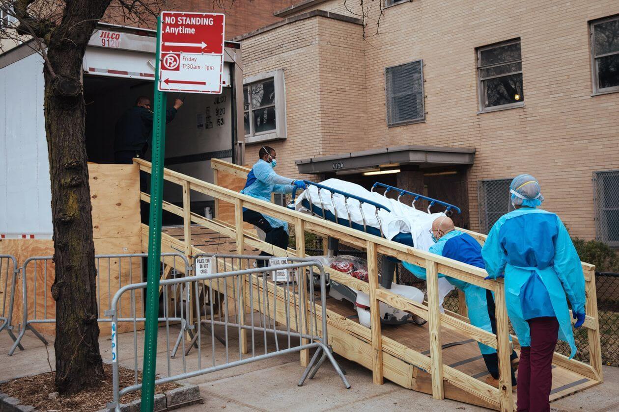 Một thi thể bệnh nhân Covid-19 đang được đưa đi bảo quản tại Mỹ (ảnh: Washingtonpost)
