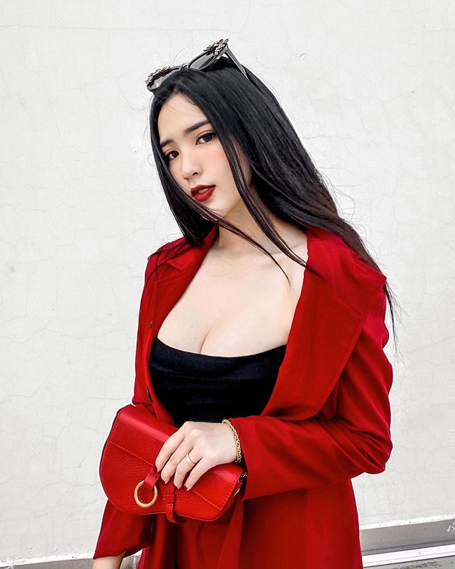 Đoan Nghi thường xuyên xuất hiện với hình ảnh gợi cảm và sành điệu.&nbsp;