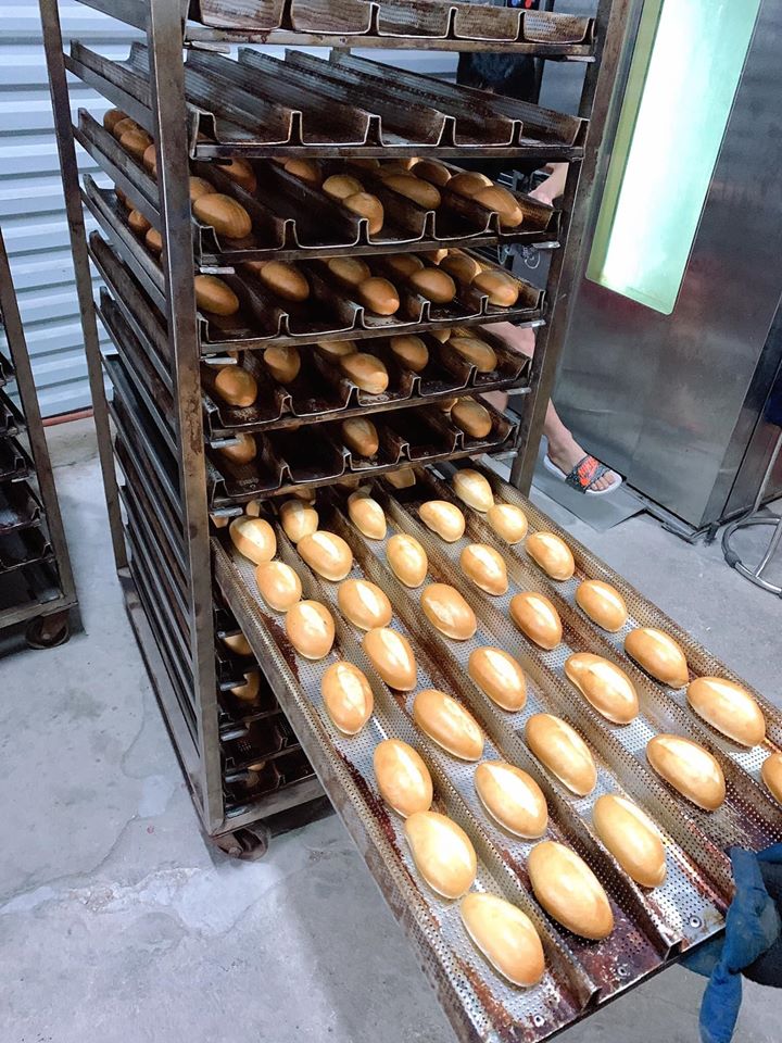 
Bánh mì tý hon không khó làm nhưng đòi hỏi sự tỉ mỉ. (Ảnh: Lương Tố Uyên)