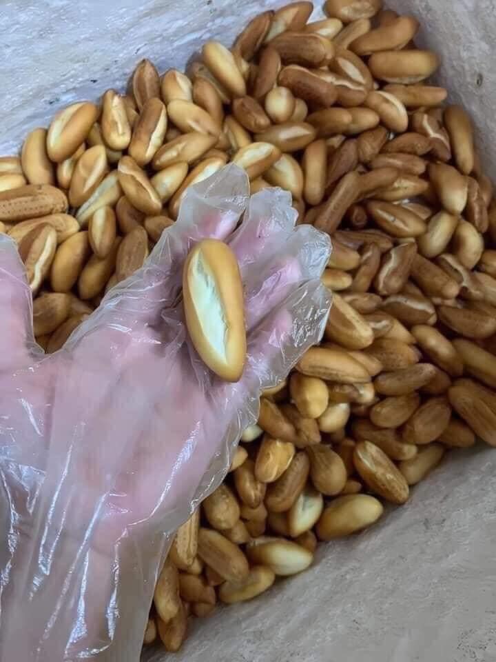 
Cận cảnh chiếc bánh mì đang “làm mưa làm gió” cộng đồng mạng những ngày qua. (Ảnh: Lien Dinh)