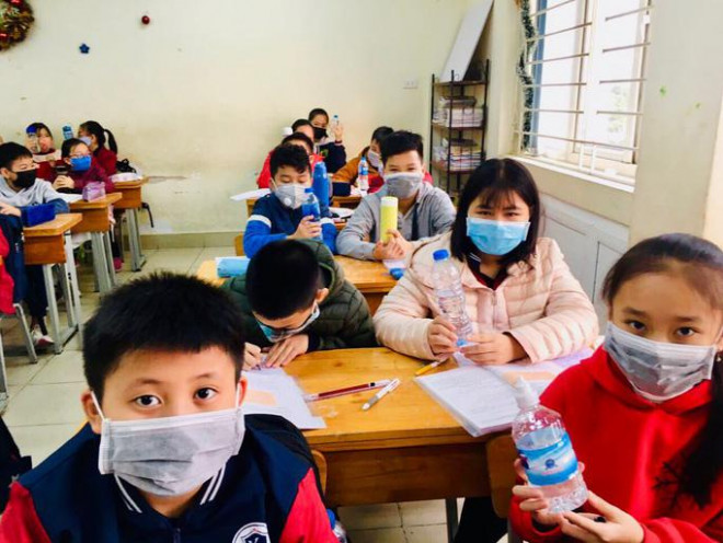 
Học sinh trở lại lớp học sau thời gian dài nghỉ phòng dịch. (Ảnh: NLĐ).