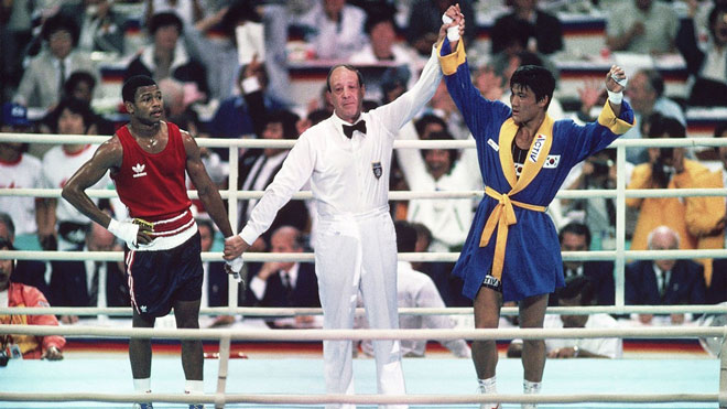 Võ sĩ Hàn Quốc (phải) cũng ngượng ngùng khi nhận HCV Olympic 1988
