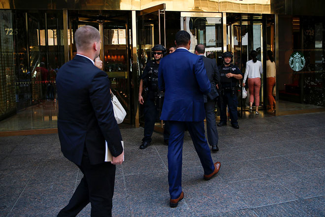 Các cận vệ có nhiệm vụ tới kiểm tra trước nơi Tổng thống sắp đến làm việc