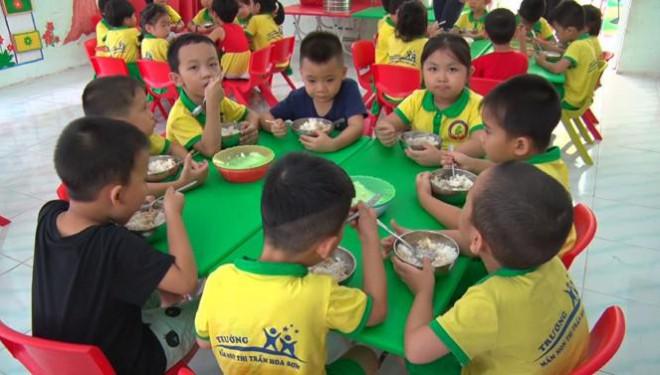 Trẻ mầm non, học sinh tiểu học ăn bán trú do thoả thuận nhà trường và phụ huynh