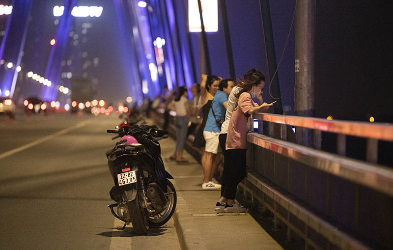 Trong những ngày vừa qua, do thời tiết ở Hà Nội khá oi bức nên vào buổi tối, nhiều người dân đã lên cầu Nhật Tân, dừng đỗ xe để hóng mát, gây mất an toàn giao thông.