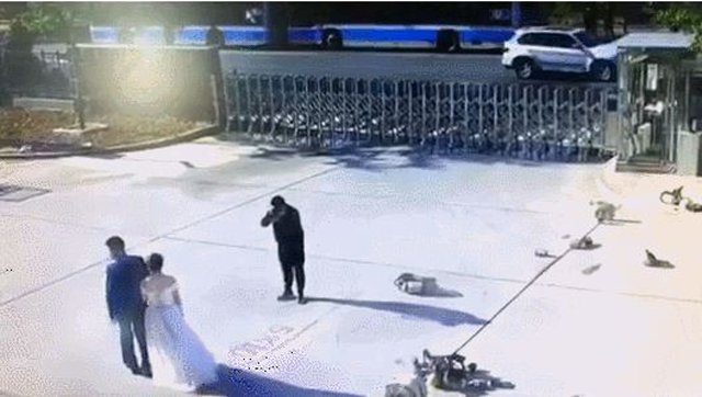 Đang chụp ảnh cưới thì chú rể bỏ chạy vì một tiếng động, cô dâu ngỡ ngàng với sự thật - 1