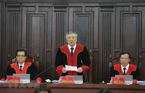 Bí thư Trung ương Đảng, Chánh án TAND Tối cao Nguyễn Hòa Bình (giữa), chủ tọa phiên giám đốc thẩm vụ tử tù Hồ Duy Hải Ảnh: TTXVN