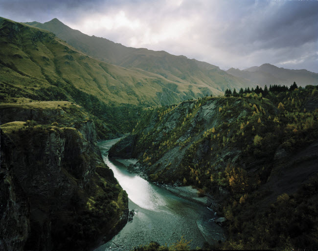 Con sông chảy giữa các quả đồi dốc tại Hẻm núi Skippers ở New Zealand.
