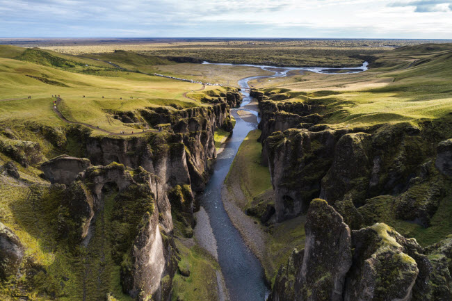 Khung ảnh tuyệt đẹp của dòng sông chảy dọc hẻm núi  Fjadrargljufur ở miền nam Iceland.
