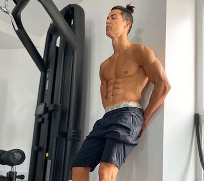 Phiên bản cầu thủ "siêu cấp" Ronaldo - Messi kết hợp: Hàng thủ nào cản nổi? - 2