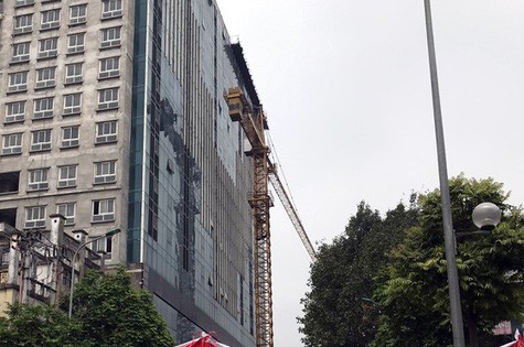 Tin tức trong ngày - Đang cưỡng chế, phá dỡ tầng 18 tòa nhà 8B Lê Trực