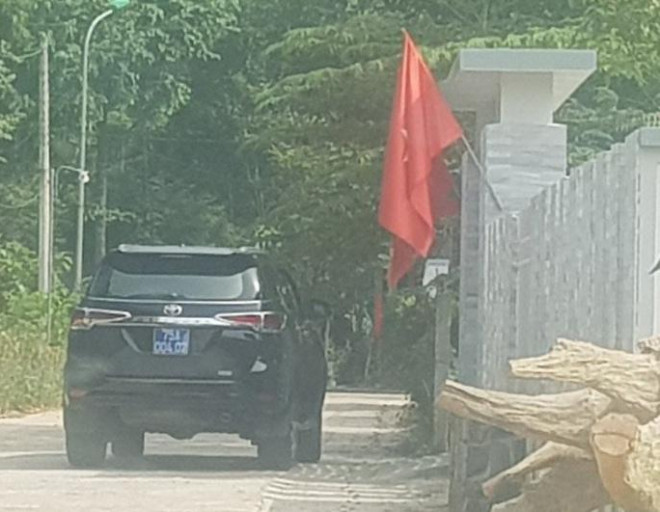 TT-Huế: Lạ thường chiếc ô tô tiền tỷ đưa đón Bí thư huyện miền núi - 2