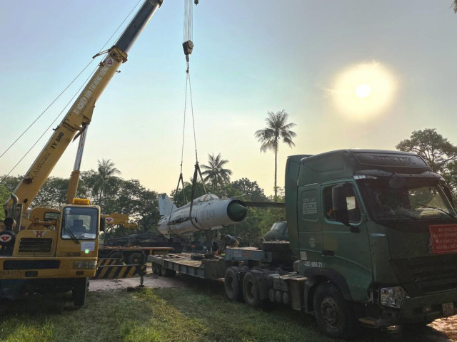 Tin tức trong ngày - Xem siêu cần cẩu nhấc bổng xe tăng, máy bay chiến đấu ở Huế