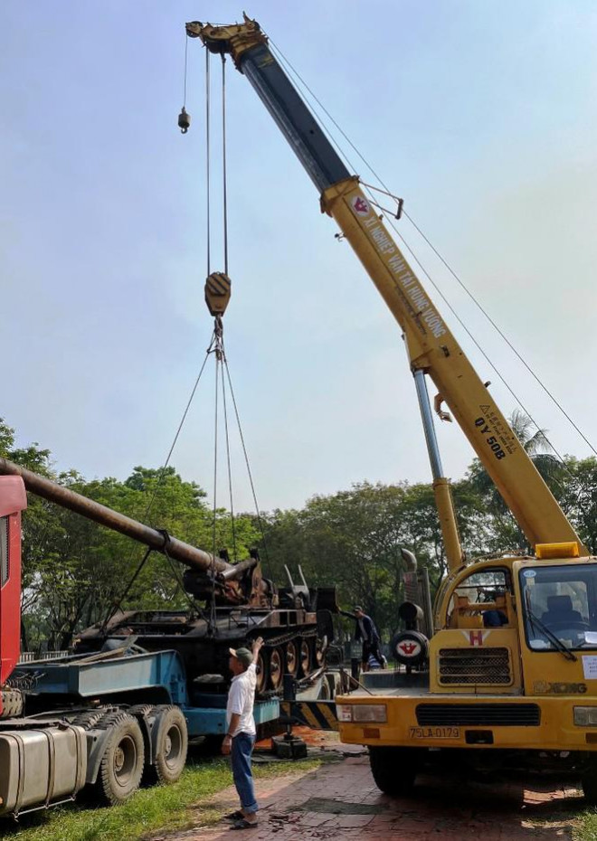 Chiều 8/5, chiếc siêu cần cẩu làm việc liên tục để di dời các hiện vật có kích thước “khủng” của bảo tàng như máy bay chiến đấu, xe tăng, súng pháo tự hành 105mm, pháo cao xạ.., lên tập kết sẵn trên những chiếc xe siêu trường siêu trọng.