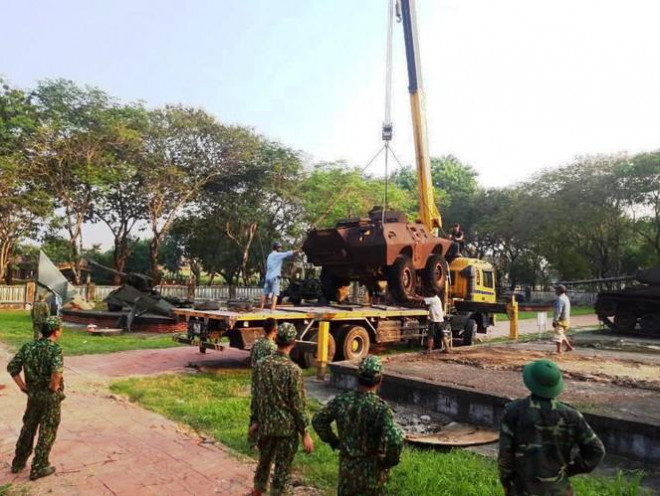 Siêu cần cẩu nhấc bổng xe tăng để đưa lên xe siêu trường.