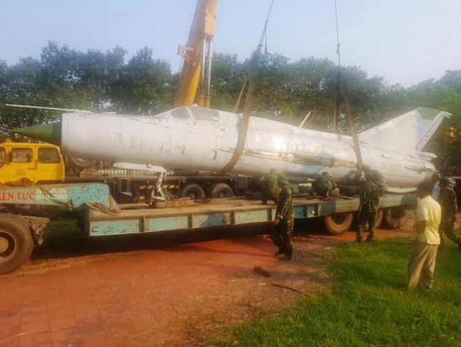 Siêu cần cẩu nhấc chiếc máy bay Mig lên xe tải.