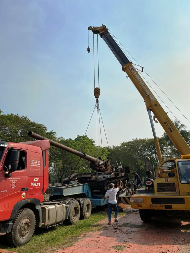 Chiếc xe tăng có nòng pháo rất dài giờ nằm gọn trên chiếc xe tải siêu trường, siêu trọng.