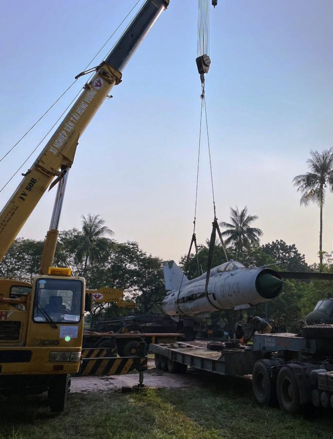 Xem siêu cần cẩu nhấc bổng xe tăng, máy bay chiến đấu ở Huế - 7