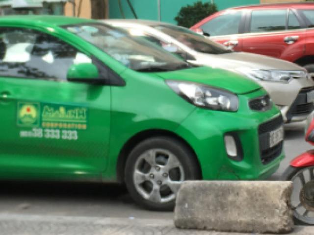 Kinh doanh - Giá xăng thấp kỷ lục, cước không giảm, thu nhập của lái xe taxi ra sao?