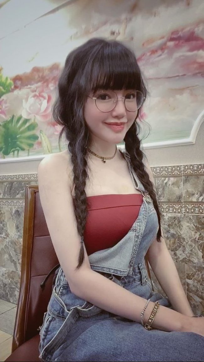 Elly Trần nổi tiếng ở showbiz Việt là mỹ nhân sở hữu nhan sắc lão hóa ngược. 32 tuổi và trải qua hai lần sinh nở nhưng&nbsp;gương mặt của người đẹp vẫn trẻ trung như gái đôi mươi.