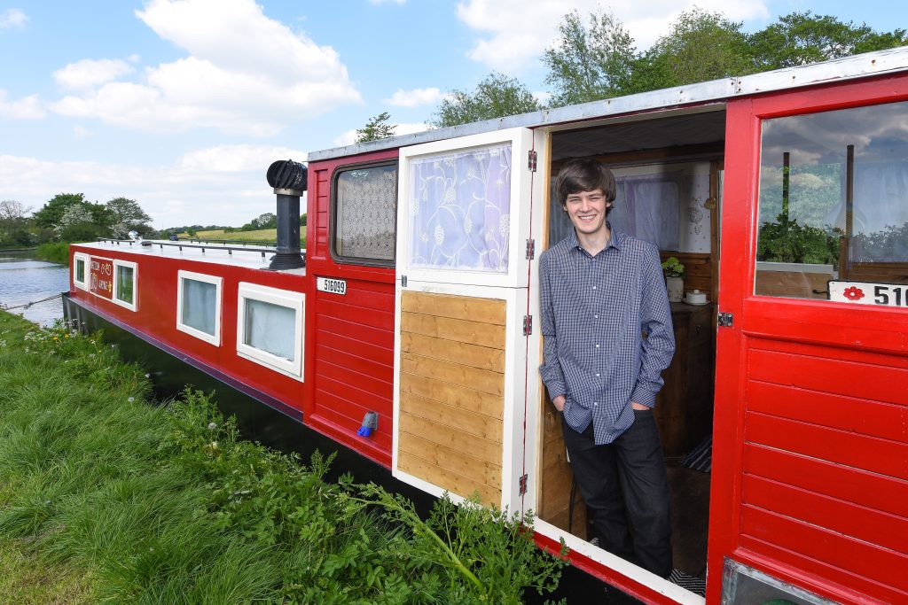 Chàng trai 18 tuổi gây bất ngờ khi biến con thuyền cũ nát thành căn nhà tiện nghi - 1