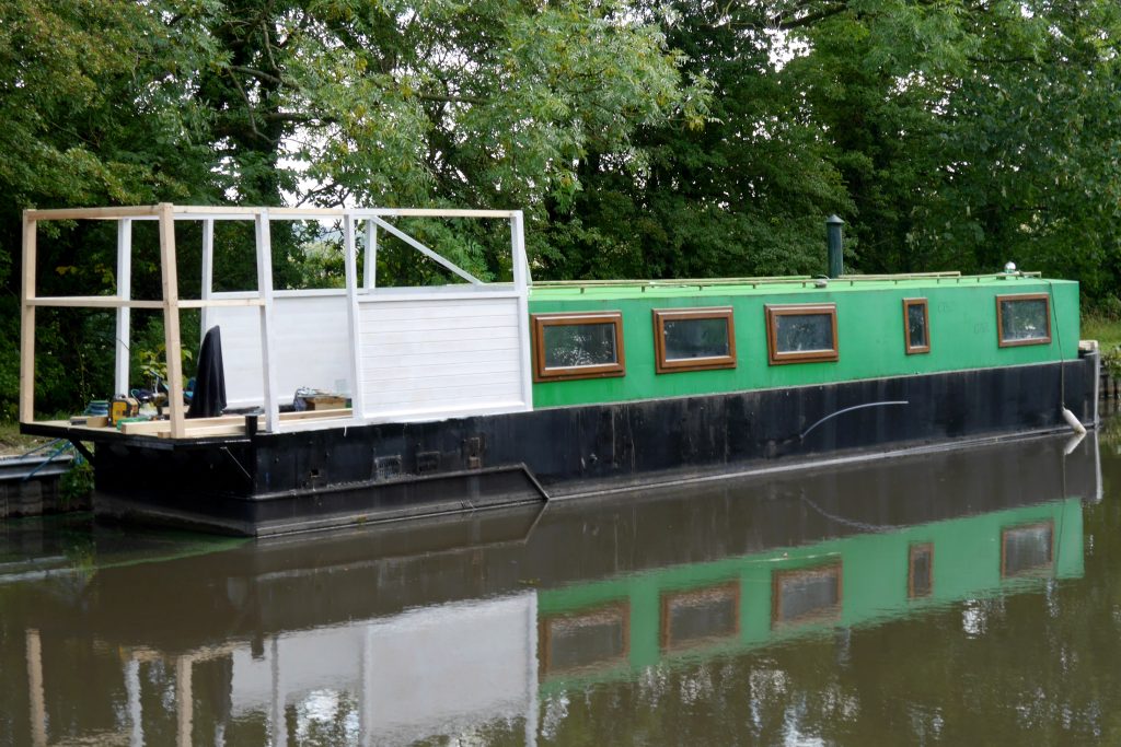 Chàng trai 18 tuổi gây bất ngờ khi biến con thuyền cũ nát thành căn nhà tiện nghi - 2