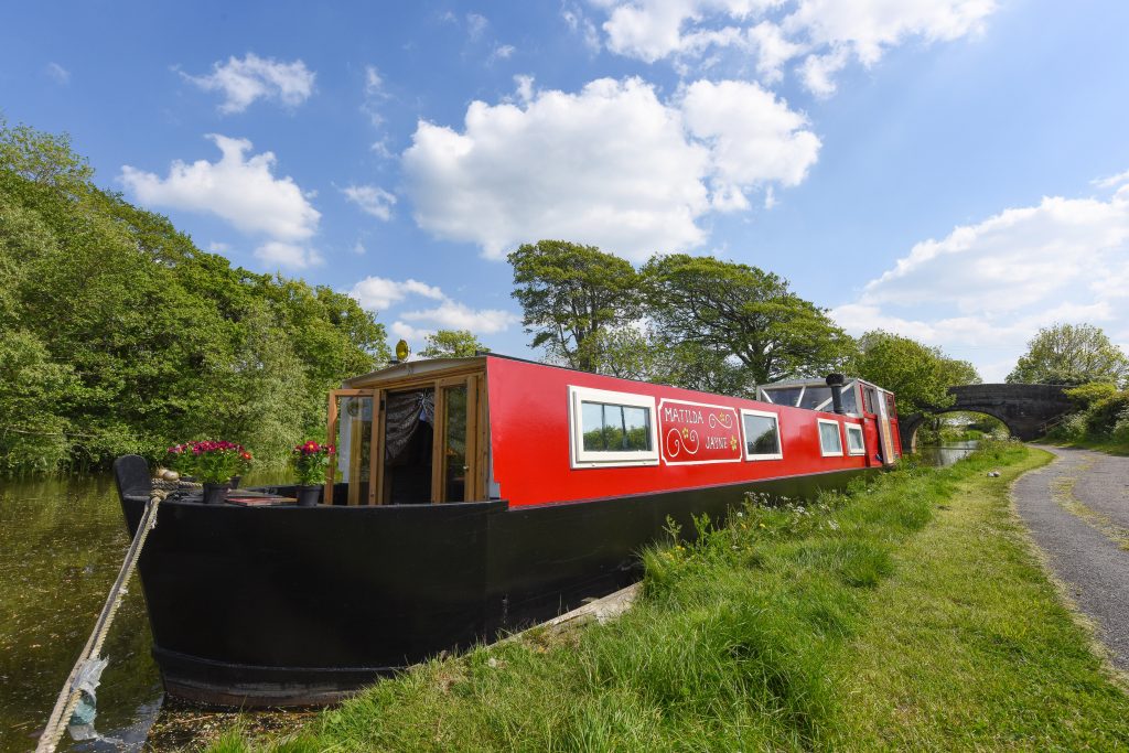 Chàng trai 18 tuổi gây bất ngờ khi biến con thuyền cũ nát thành căn nhà tiện nghi - 3