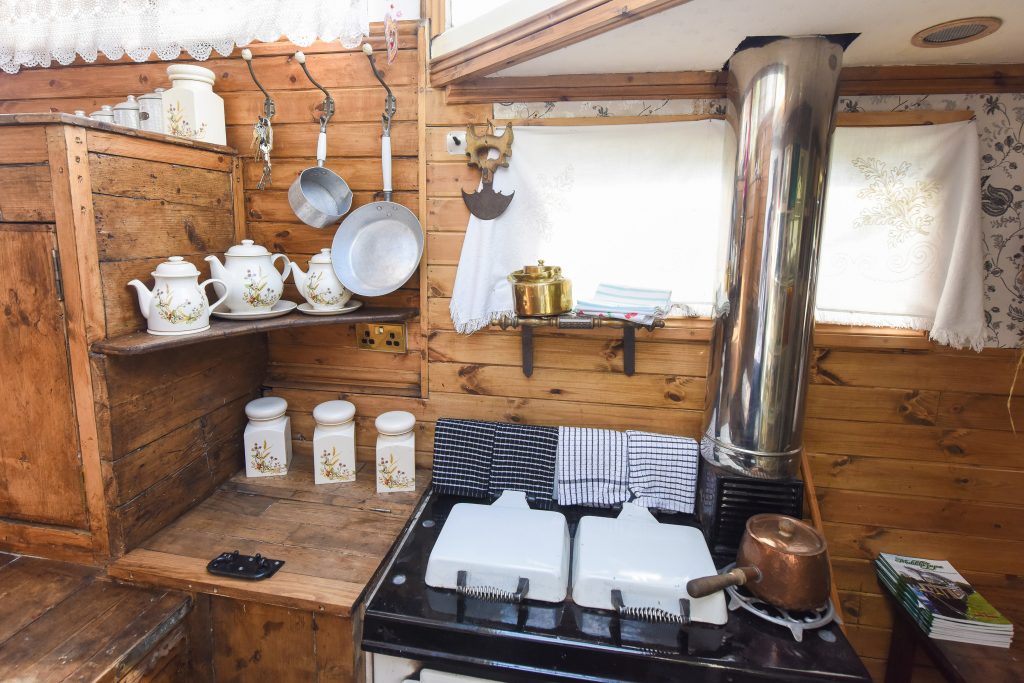 Chàng trai 18 tuổi gây bất ngờ khi biến con thuyền cũ nát thành căn nhà tiện nghi - 5