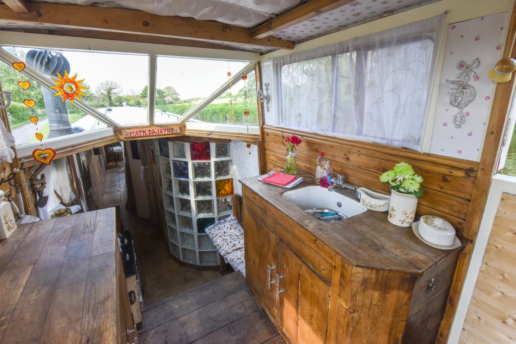 Chàng trai 18 tuổi gây bất ngờ khi biến con thuyền cũ nát thành căn nhà tiện nghi - 4